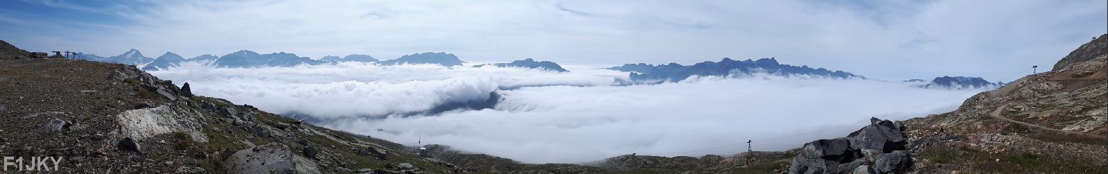 Massif de l'Oisans et Massif de Belledonne vue depuis l'Alpe d'Huez à 2700m Alt (d.38)